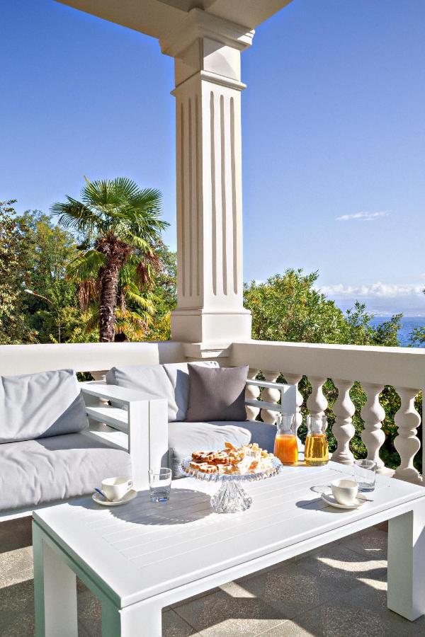 Deluxe Beachfront Apartment Klara, Lovran Kültér fotó