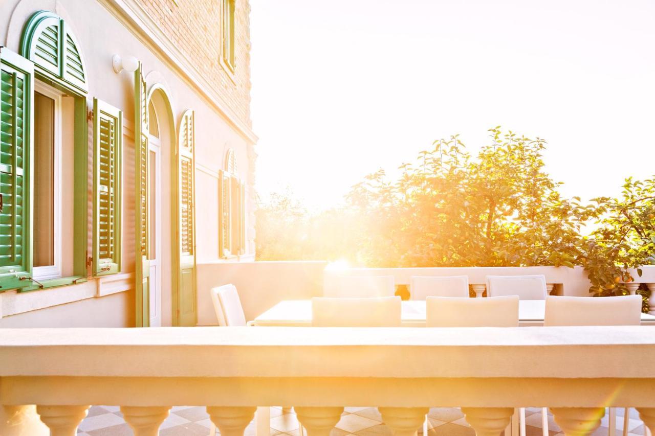 Deluxe Beachfront Apartment Klara, Lovran Kültér fotó